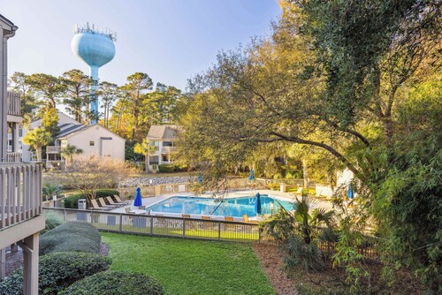 Sea Pines - Chic 2 BDR for 6, with Shared Pool, Near Harbortown!