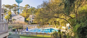 Sea Pines - Chic 2 BDR for 6, with Shared Pool, Near Harbortown!