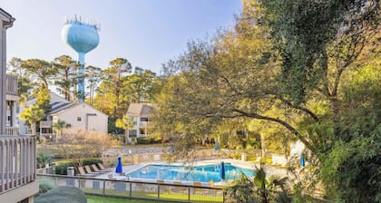 Sea Pines - Chic 2 BDR for 6, with Shared Pool, Near Harbortown!