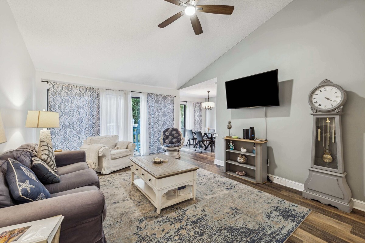 Chic 2 BDR for 6, with Shared Pool, Near Harbortown!