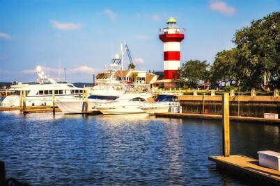 Sea Pines - Chic 2 BDR for 6, with Shared Pool, Near Harbortown!