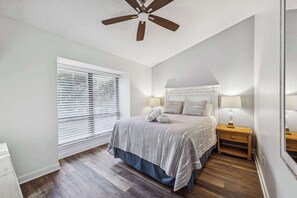 2 bedrooms, WiFi, bed sheets - Sea Pines - Chic 2 BDR for 6, with Shared Pool, Near Harbortown! (Hilton Head Island)