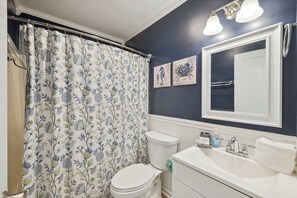 Shower, hair dryer, towels, shampoo - Ocean Breeze – Island Retreat for 6 (Hilton Head Island)