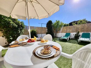 Outdoor dining - Faro Terrace Villa by Homing (Faro)