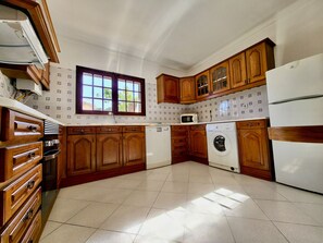 Microwave, oven, dishwasher, cookware/dishes/utensils