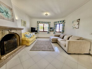 Living area - Faro Terrace Villa by Homing (Faro)