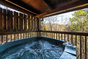 Outdoor spa tub - Spacious Cabin Stay for 9 w/Hot Tub, Close to Town (Sevierville)