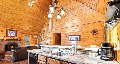 Spacious Cabin Stay for 9 w/Hot Tub, Close to Town