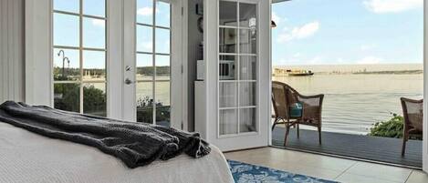 5 bedrooms, desk, travel crib, WiFi