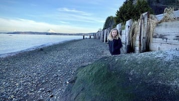 在海滩、沙滩椅、沙滩毛巾