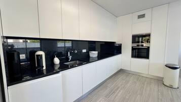 Lò vi sóng, lò nướng, máy rửa bát, dụng cụ pha cà phê/trà