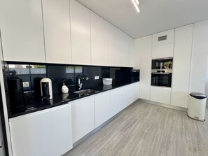 Microondas, horno, lavavajillas, cafetera/tetera