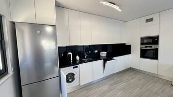 Een magnetron, een oven, een vaatwasser