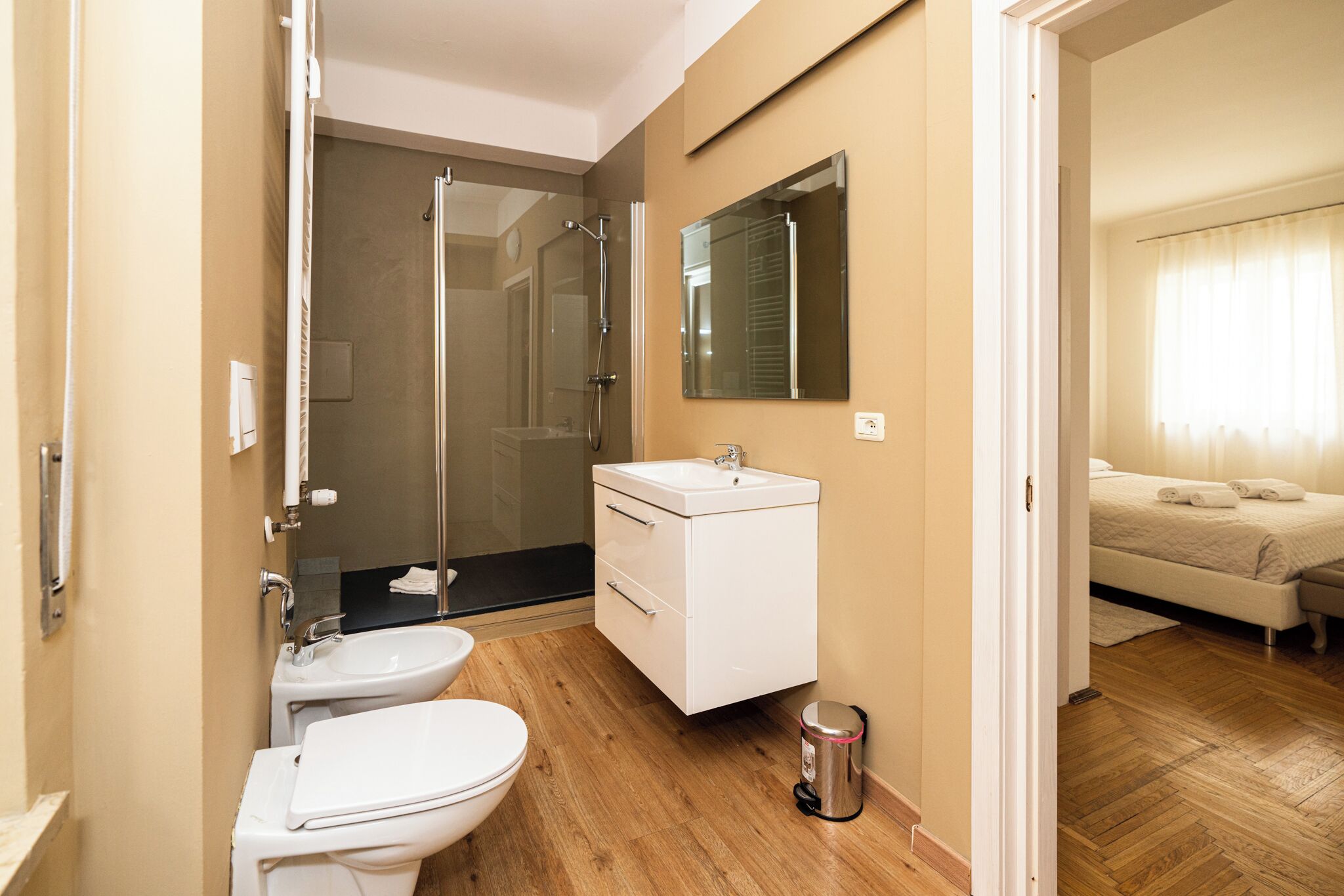 Appartamento familiare, vista sulla città, piano 1 | Kamar mandi | Shower, pengering rambut, handuk, dan sabun