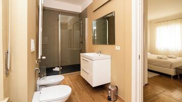 Appartamento familiare, vista sulla città, piano 1 | Bagno | Doccia, asciugacapelli, asciugamani, sapone