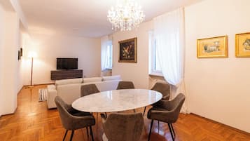 Appartamento famigliare, vista città, piano 2 | Living area