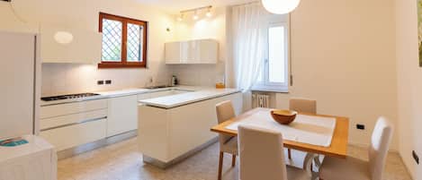 Appartamento famigliare, vista città, piano 2 | Private kitchen | Full-size fridge, microwave, oven, stovetop
