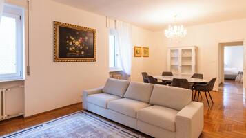 Appartamento famigliare, vista città, piano 2 | Area soggiorno