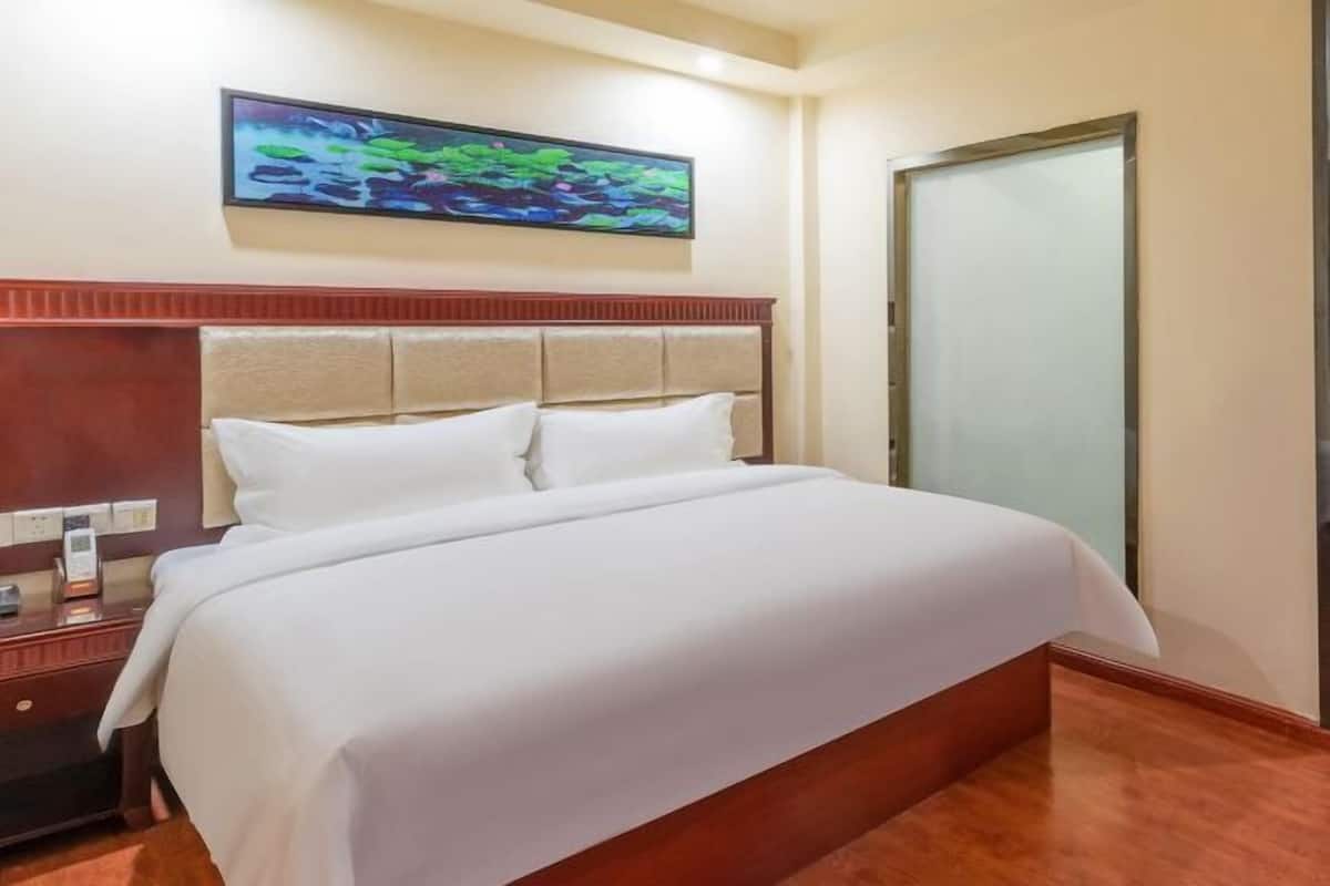 Luxe beddengoed, donsdekens, bedden met traagschuimmatrassen, een bureau