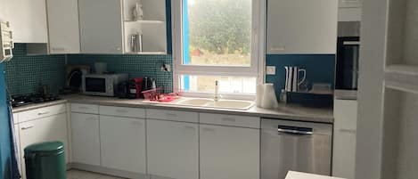 Een koelkast, een magnetron, een oven, een kookplaat