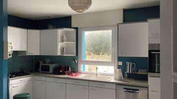 Een koelkast, een microgolfoven, een oven, een kookplaat