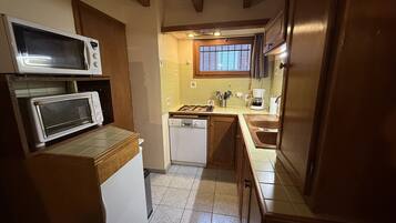 Een koelkast, een microgolfoven, een oven, een vaatwasser