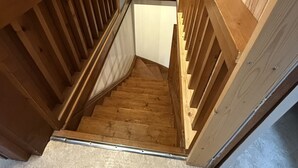 Una escalera de madera con un rellano de hormigón.