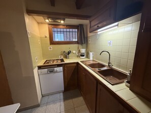 Kühlschrank, Mikrowelle, Ofen, Geschirrspüler