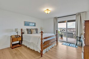 5 bedrooms, desk, iron/ironing board, free WiFi - Chambers Bay Getaway (University Place)