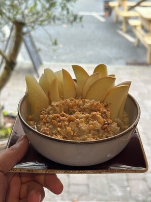 Food and drink - Charming BNB in the heart of Clifden walking distance to bus and parking outside (Clifden)