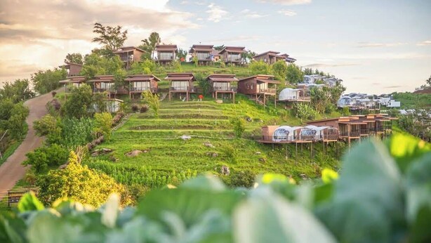 A hillside resort with multiple wooden cabins and a clear view of terraced gardens. - Mon Sai Lom Monjam (Mae Rim)