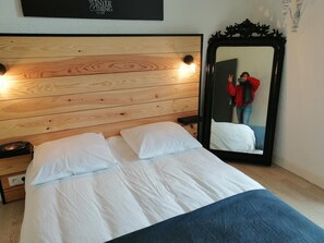 2 soverom, skrivebord, strykejern/-brett og reiseseng for barn