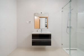 Shower, towels - Lagos Marina View 3 With Pool by Homing (Lagos)