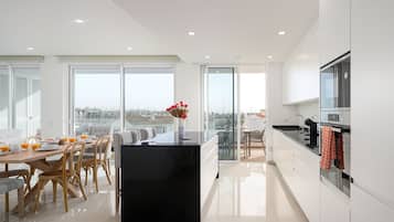 Microwave, oven, dishwasher, coffee/tea maker