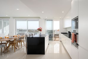 Microwave, oven, dishwasher, coffee/tea maker
