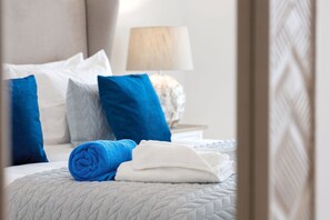 3 bedrooms, bed sheets - Lagos Marina View 3 With Pool by Homing (Lagos)