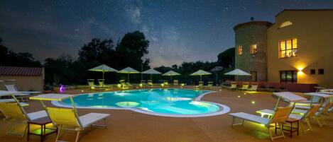 Piscine extérieure (ouverte en saison), parasols de plage
