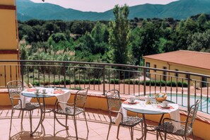Outdoor dining - Hotel with swimming pool in Arbus (Arbus)