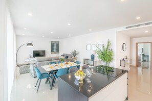 In-room dining - Lagos Marina View 4 With Pool by Homing (Lagos)