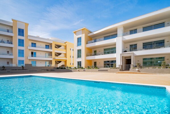 Un hotel moderno de varios pisos con piscina.