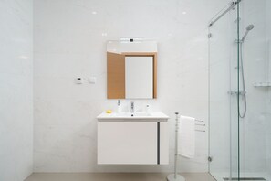 Buồng tắm vòi sen, khăn tắm