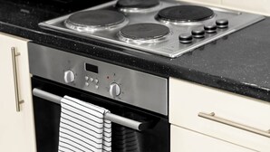 Une cuisine équipée d’une cuisinière, d’un four et d’un four à micro-ondes en acier inoxydable.