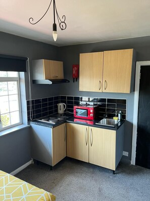 Private kitchen - Hatfield Cheap Rooms. Ideal for Budget Travellers! (Birchwood)