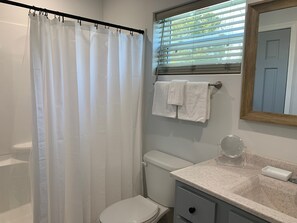 Een douche, een haardroger, handdoeken, zeep