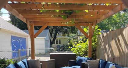 Charming 2-bedroom apartment in fabulous Minneapolis with AC, WiFi