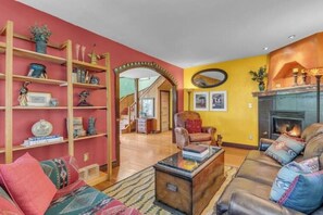TV connectée, cheminée, livres
