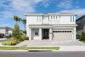 Exterior - Luxury Retreat 8Bd Home - Close to Disney (Kissimmee)