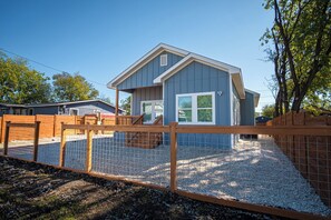 Exterior - Stylish 3br/2ba Urban Retreat Near Lively Downtown (San Antonio)