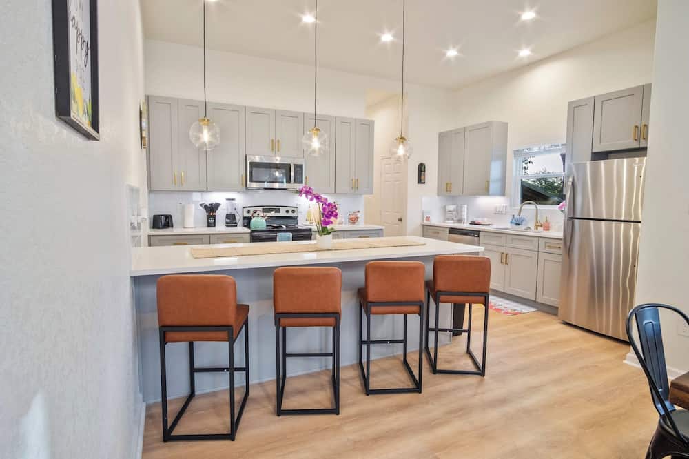 Stylish 3br/2ba Urban Retreat Near Lively Downtown