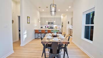 Hus (3 Bedrooms) | Spiseområde på rommet